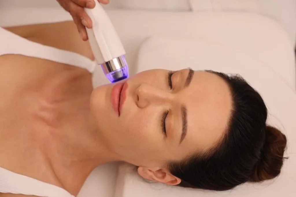 Neinvazivno preoblikovanje telesa in nega kože z Ultra shaperjem in LED terapijo