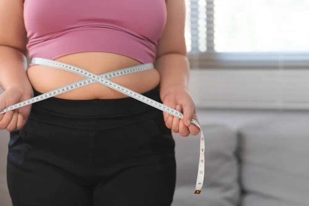 Trebušna maščoba, ki se kopiči v predelu trebuha, ni le estetska težava, temveč predstavlja resno zdravstveno tveganje.