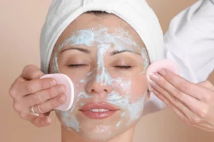 Ali lahko globinsko čiščenje obraza izboljša mojo kožo?